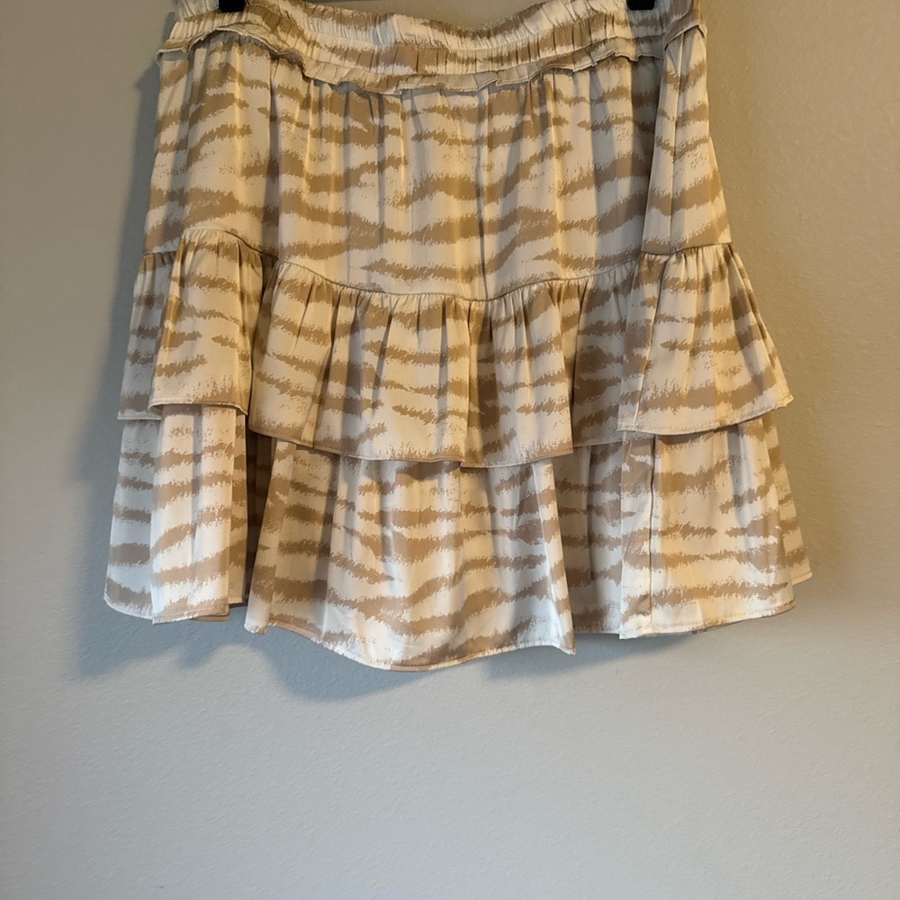 Entro Tiered Ruffled Cream and Tan Patterned Skort - Picture 4 of 6